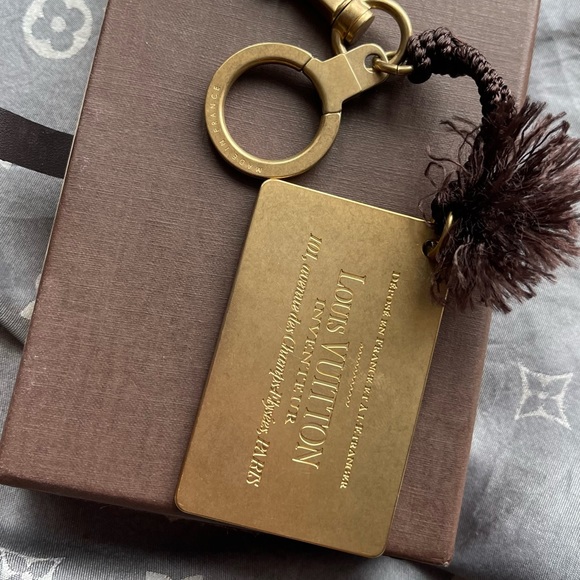 Louis Vuitton Key Ring – A Perfect Gift for Any Occasion - Picture 14 of 15